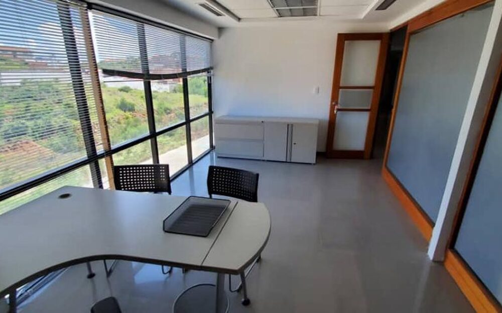 Sala de reuniones amoblada de las oficinas del Centro Comercial Provemed