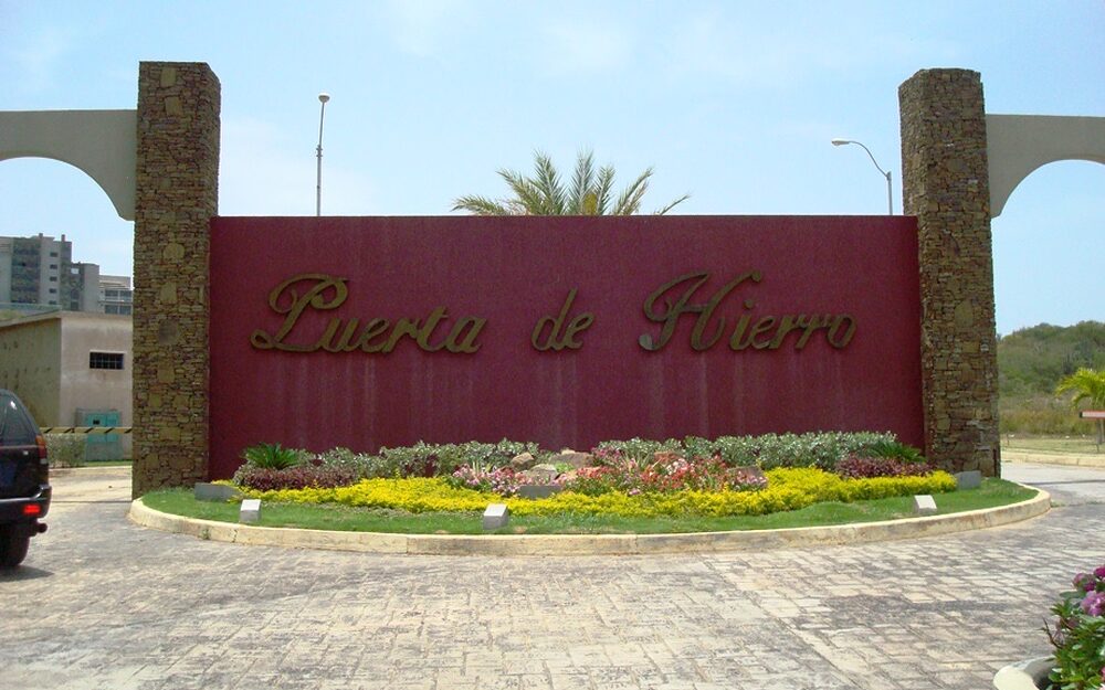 Entrada de la urbanización Puerta de Hierro, en Playas del Ángel