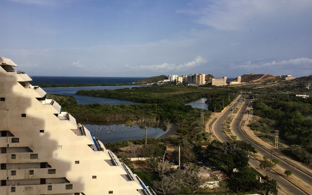 La Laguna Blanca y el mar vistos desde el piso 10 del edificio Laguna del Morro 2