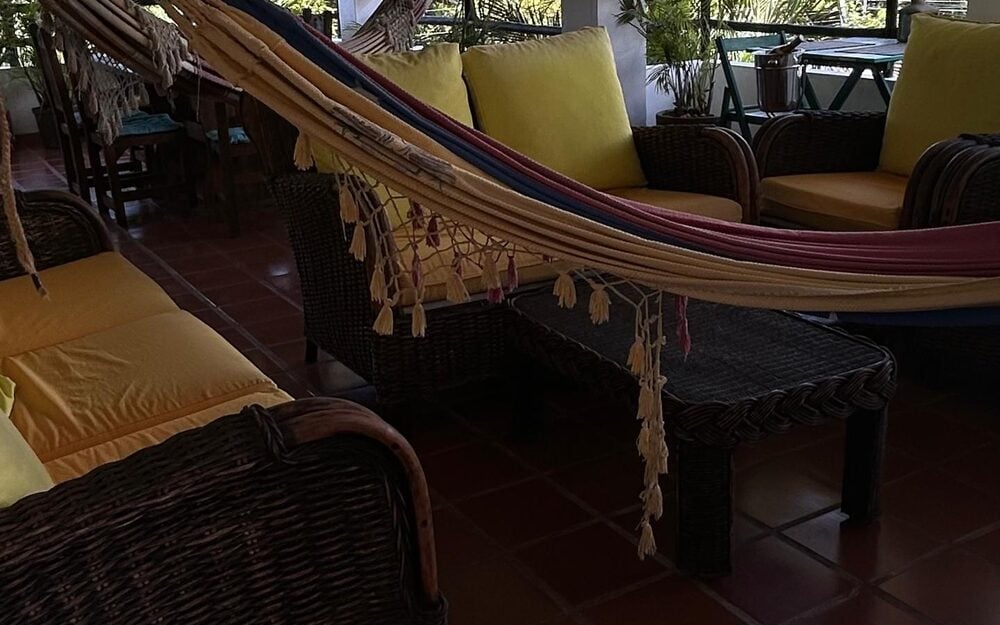 La terraza de la planta alta de la casa convertible, con la hamaca