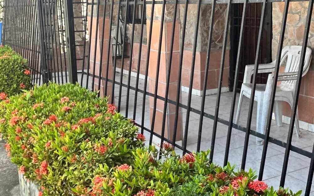 El frente de la Casa del Holandés, con sus rejas y el jardín de flores