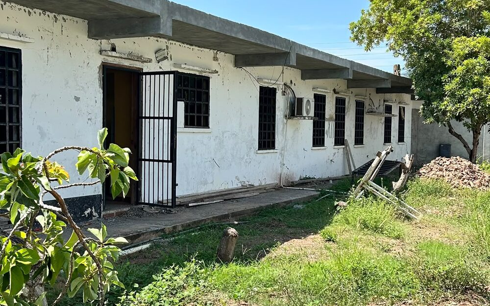La hilera de apartamentos del conjunto de Playa El Agua, con la platabanda encima