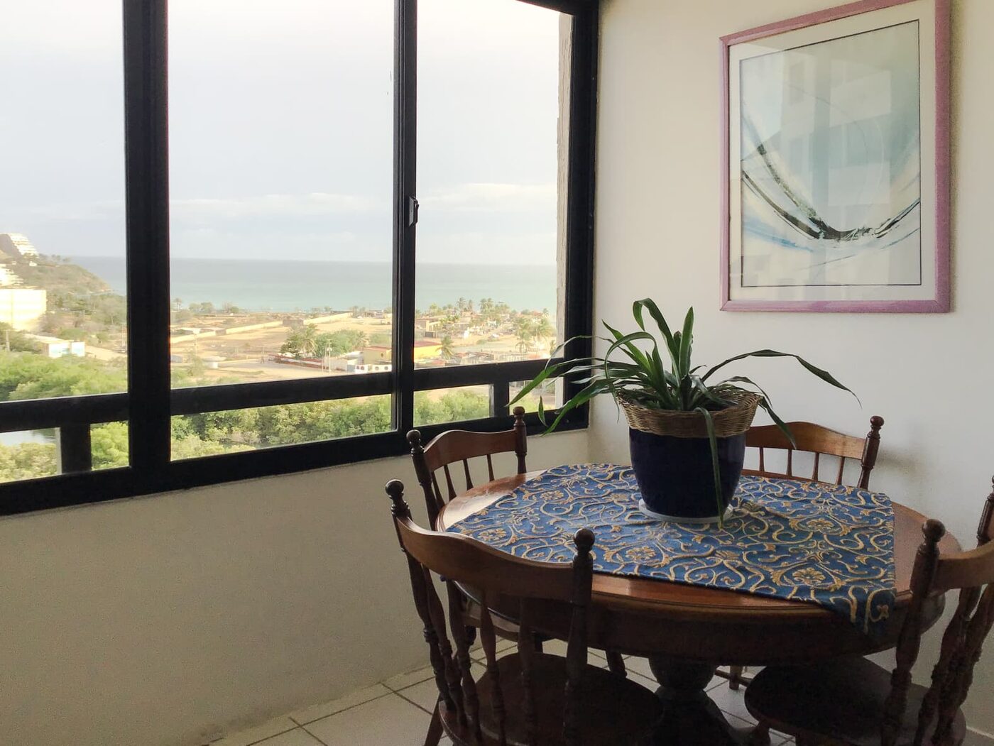 El comedor junto al ventanal, con la playa al fondo
