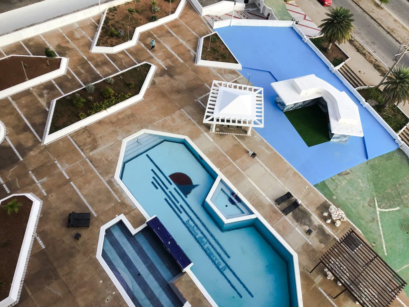 Las piscinas y las áreas sociales del edificio, vistas desde el apartamento