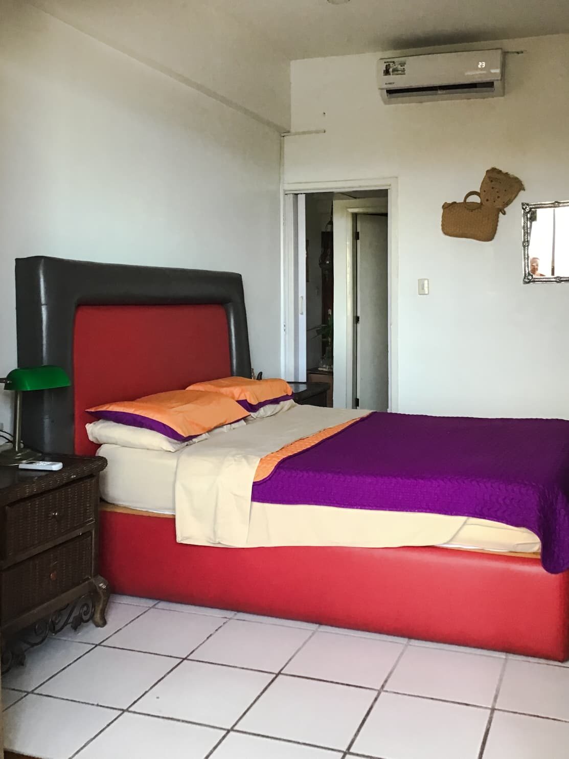 La segunda habitación, con su equipo de aire acondicionado