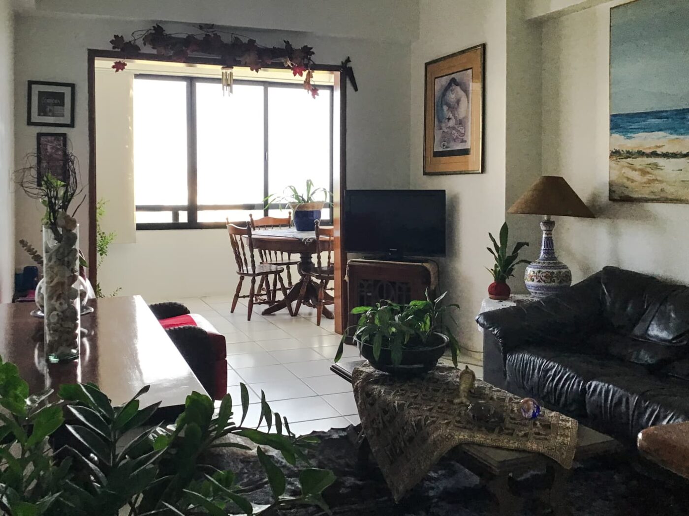 El salón, con el comedor y el ventanal al fondo