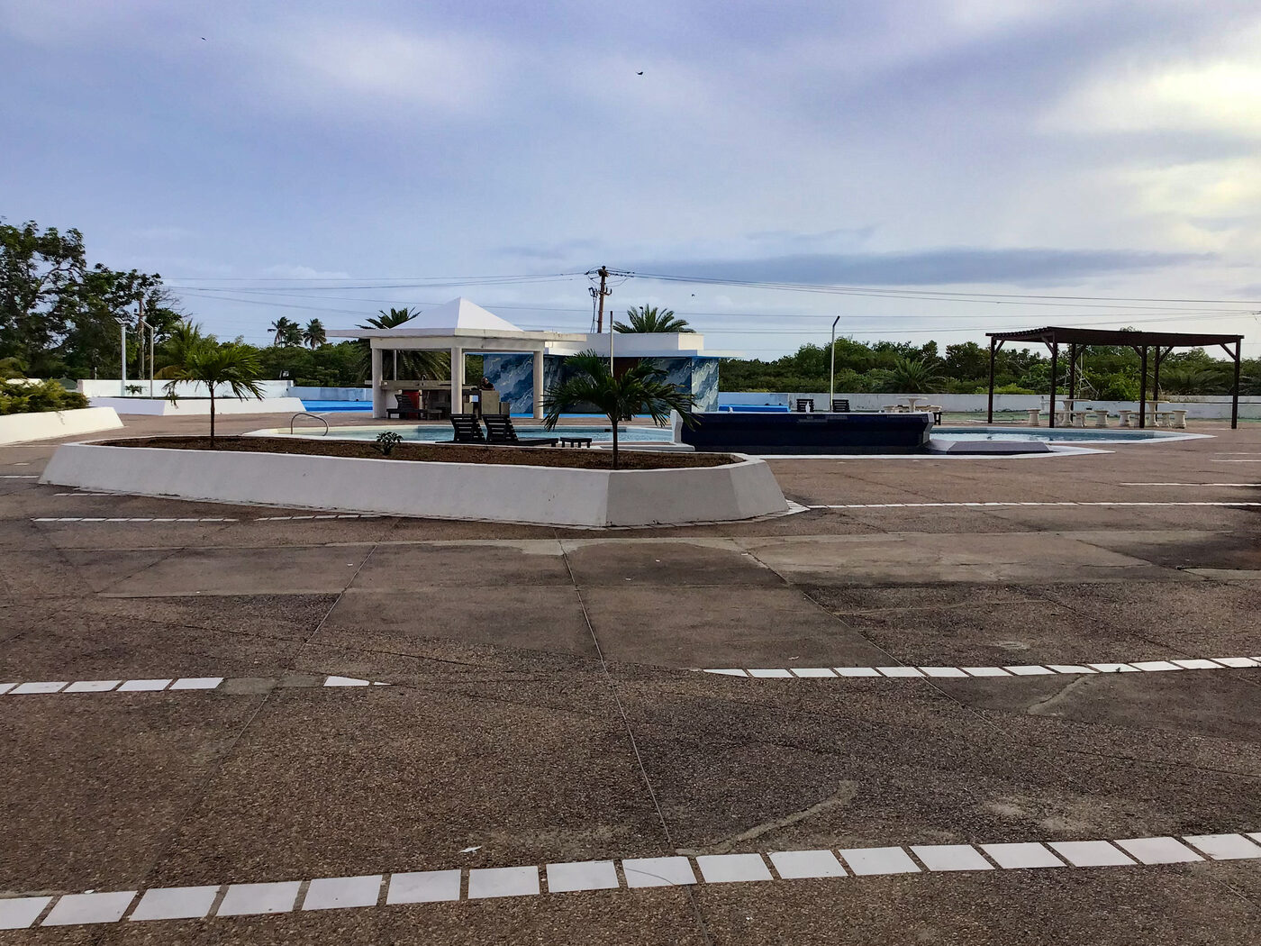 El área social a nivel de calle, con la zona techada y la piscina
