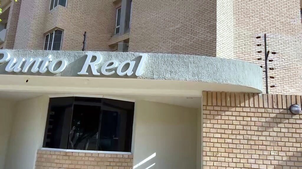 La fachada del edificio Punto Real, con su letrero sobre la entrada