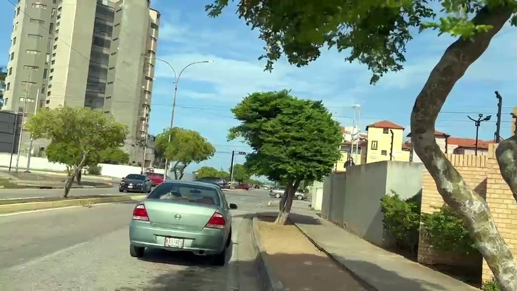 La calle del edificio, con el mar al fondo