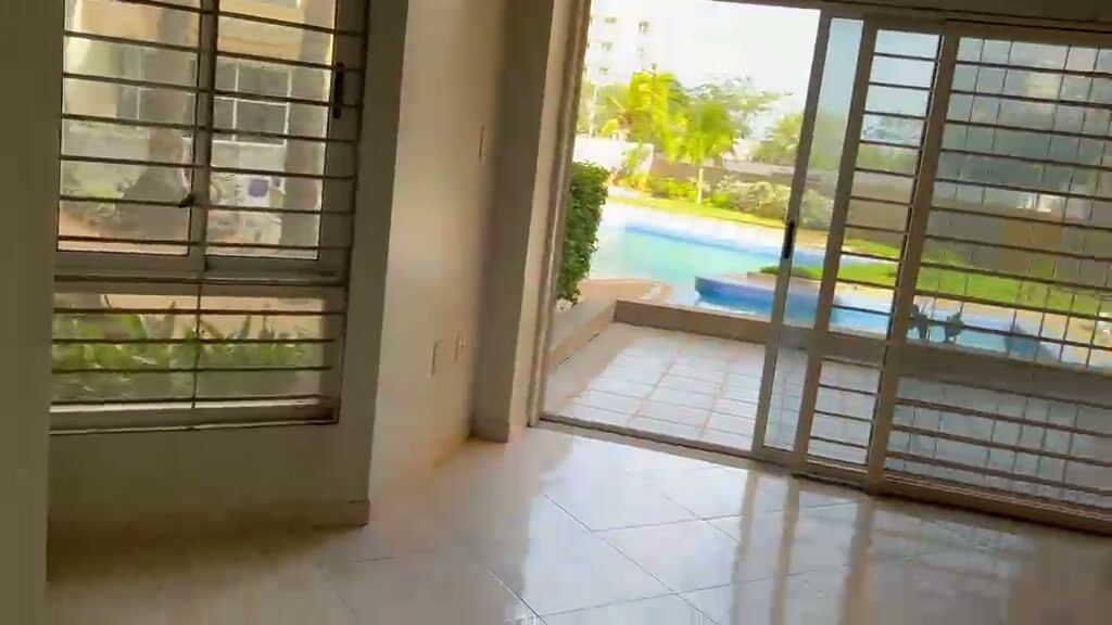El ventanal corredizo del salón, con la terraza y la piscina al otro lado