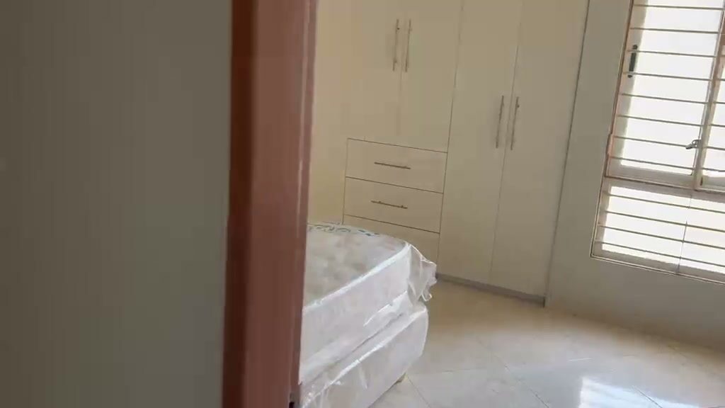 Una de las habitaciones, con sus clósets y el colchón todavía envuelto