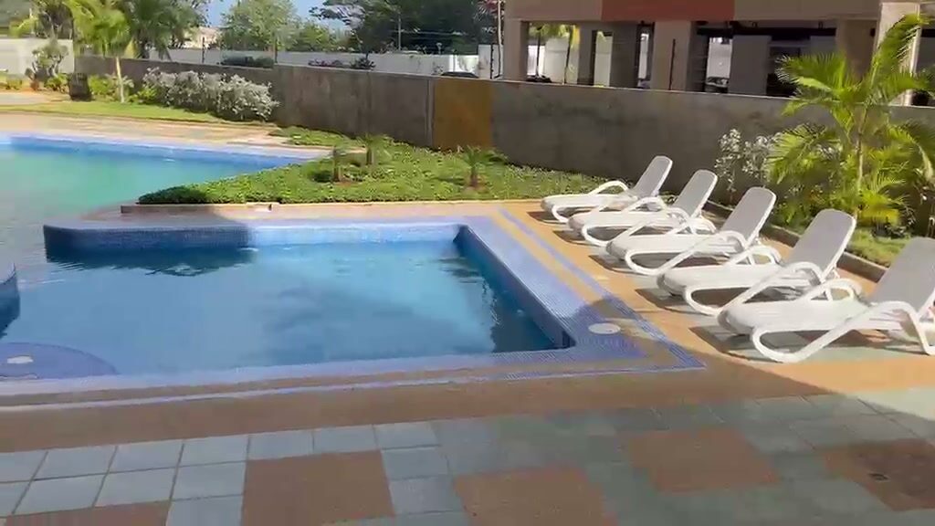 La piscina y el área social del edificio