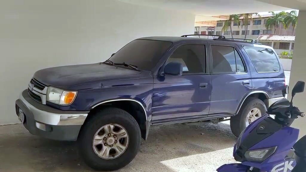 Uno de los dos puestos de estacionamiento, techado y bajo el edificio