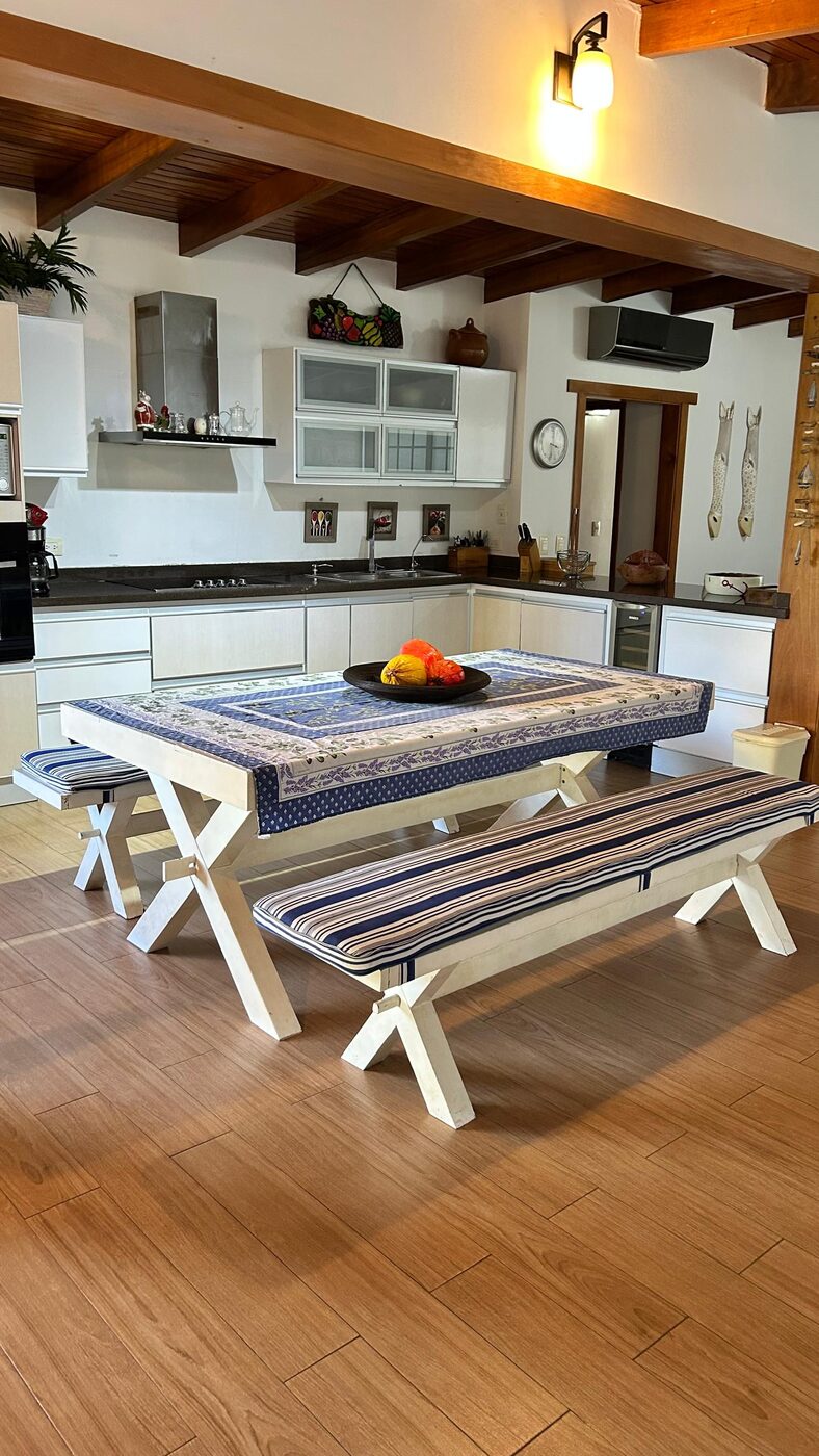 La cocina equipada, con la mesa del comedor