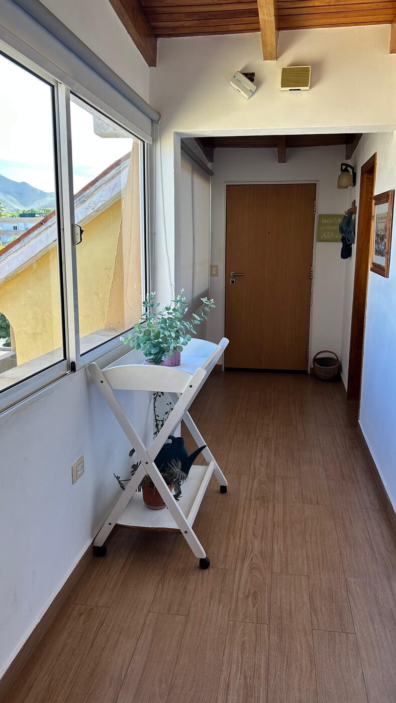 El pasillo, con la puerta que da a la terraza al fondo