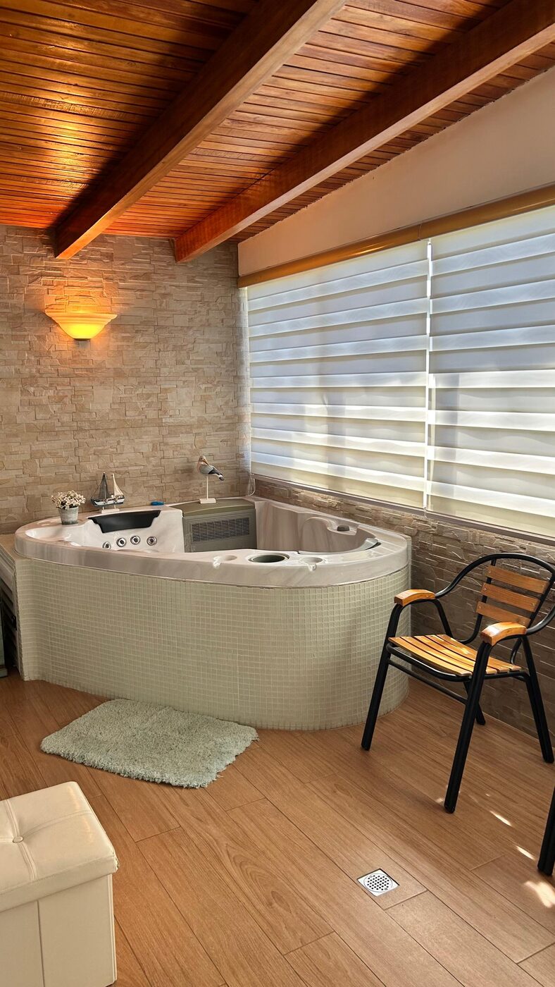 El jacuzzi de la habitación principal, bajo las ventanas