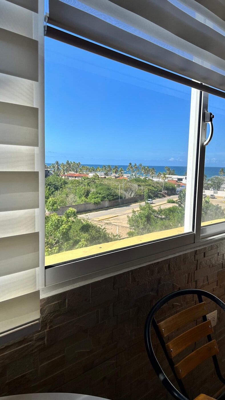 La vista desde el jacuzzi, con el mar al fondo