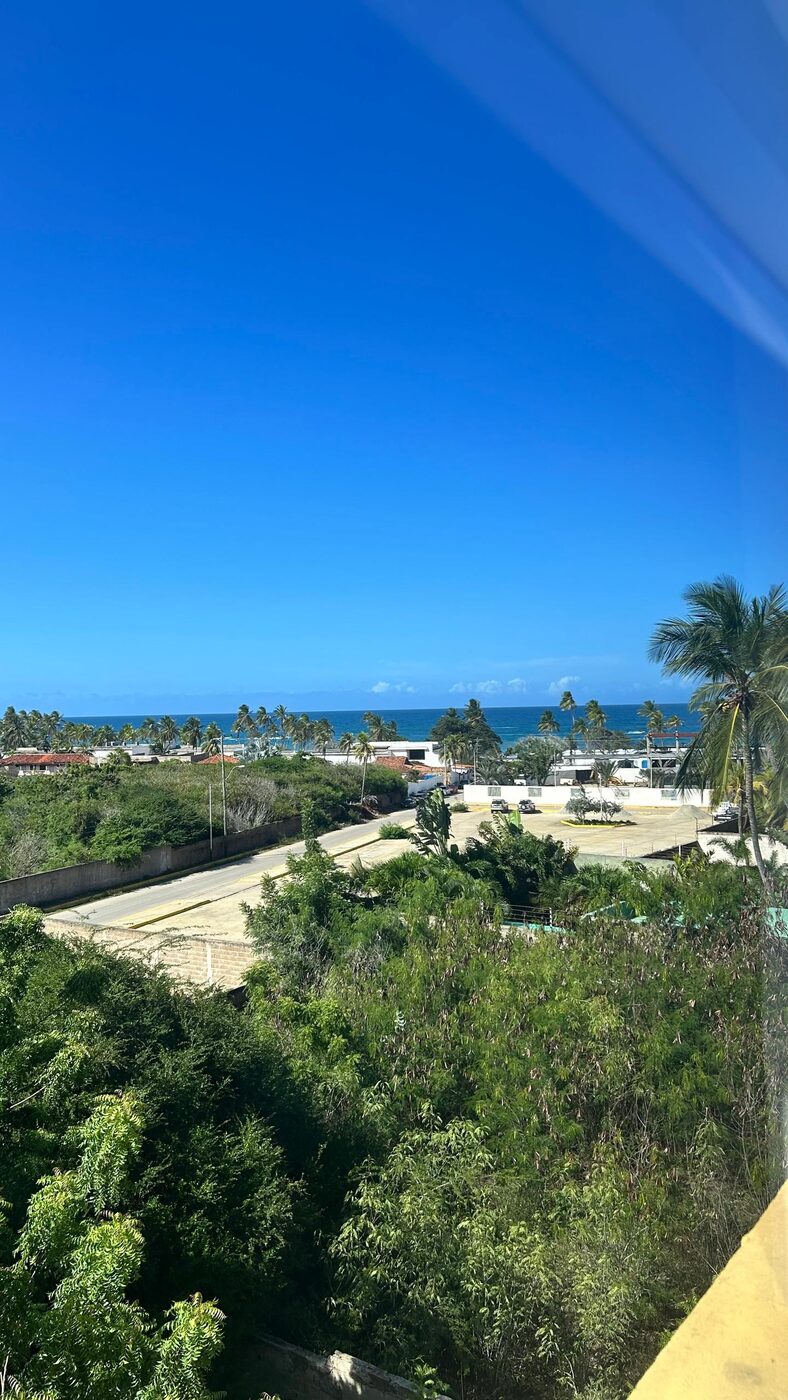 La vista hacia el mar desde el penthouse, por encima de la vegetación