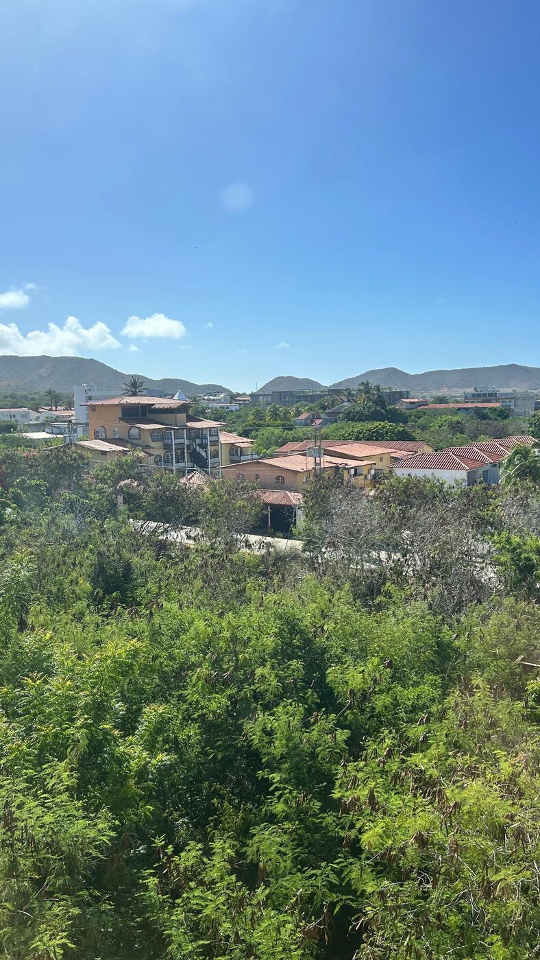 El entorno visto desde la terraza, con las casas y los cerros al fondo
