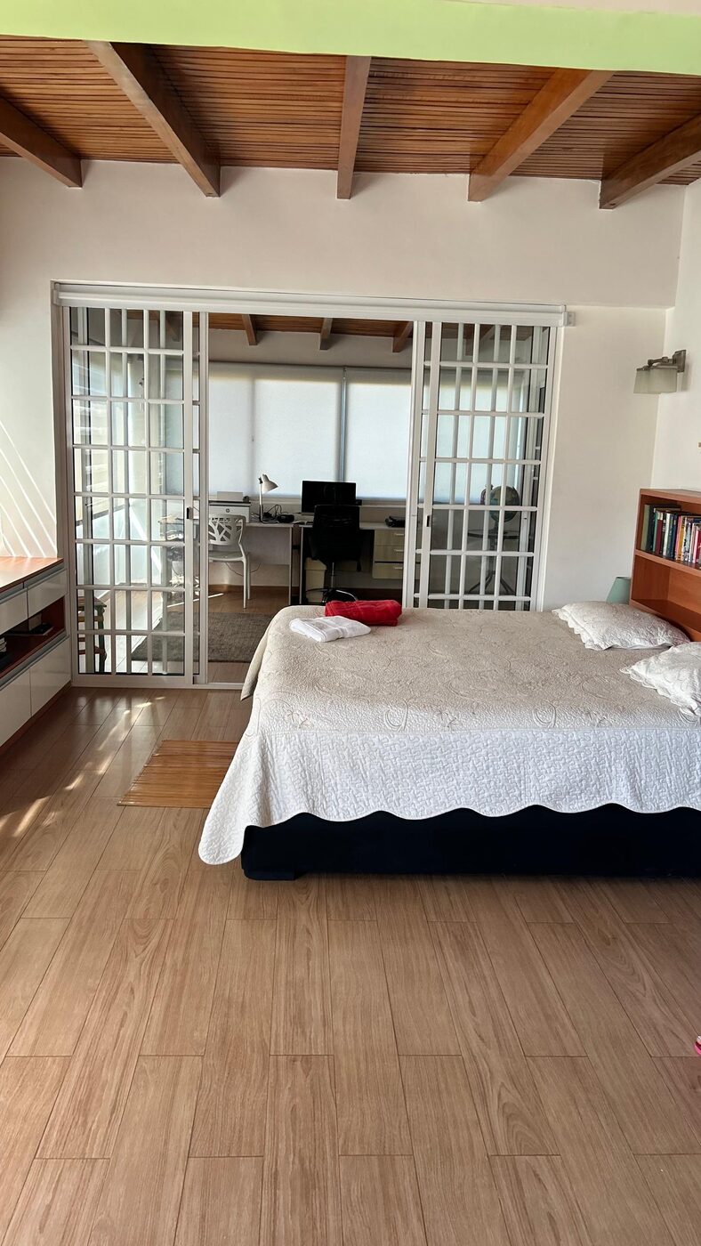 La habitación principal, con las puertas corredizas de la oficina detrás