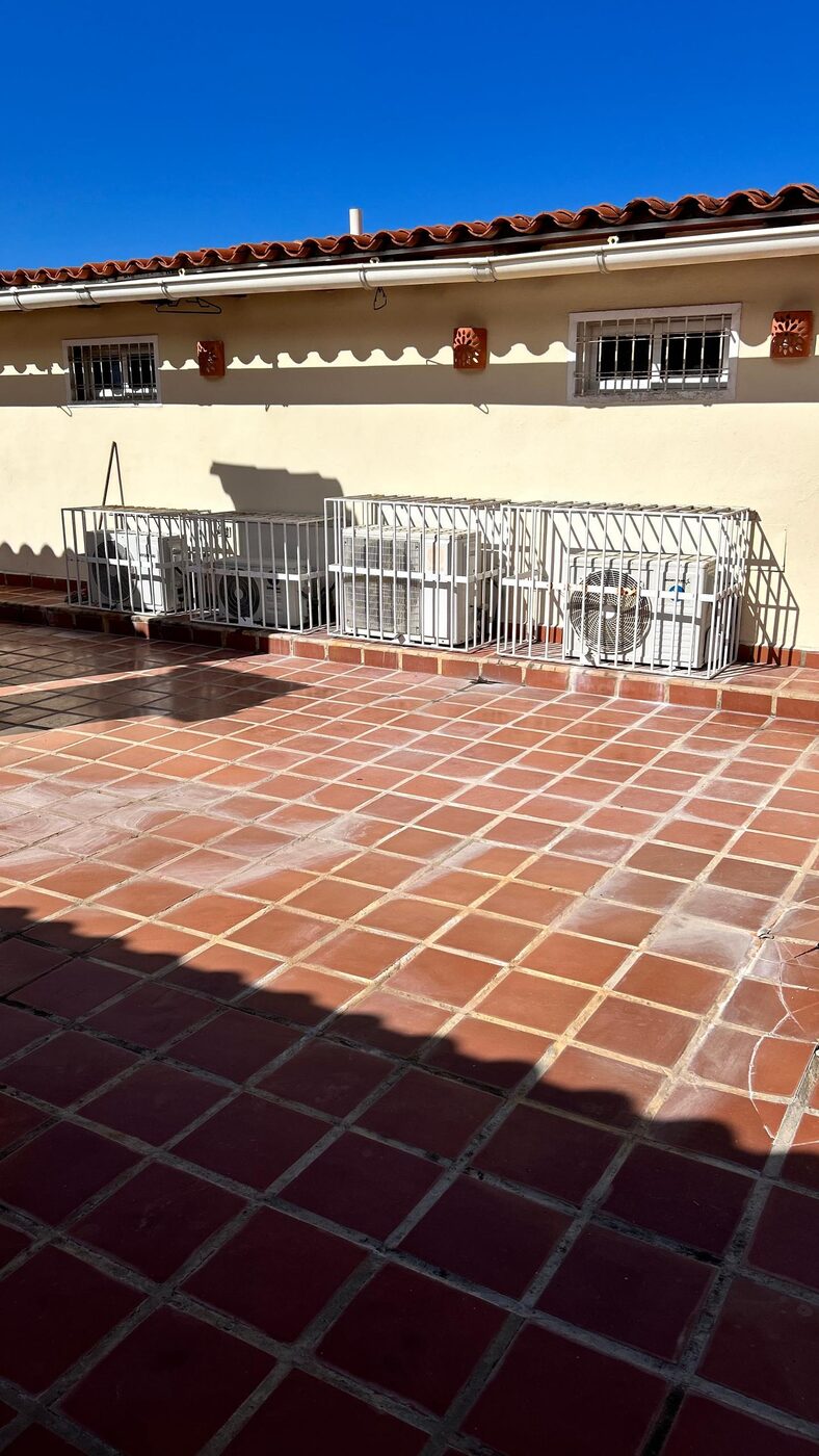 La terraza, con piso de terracota