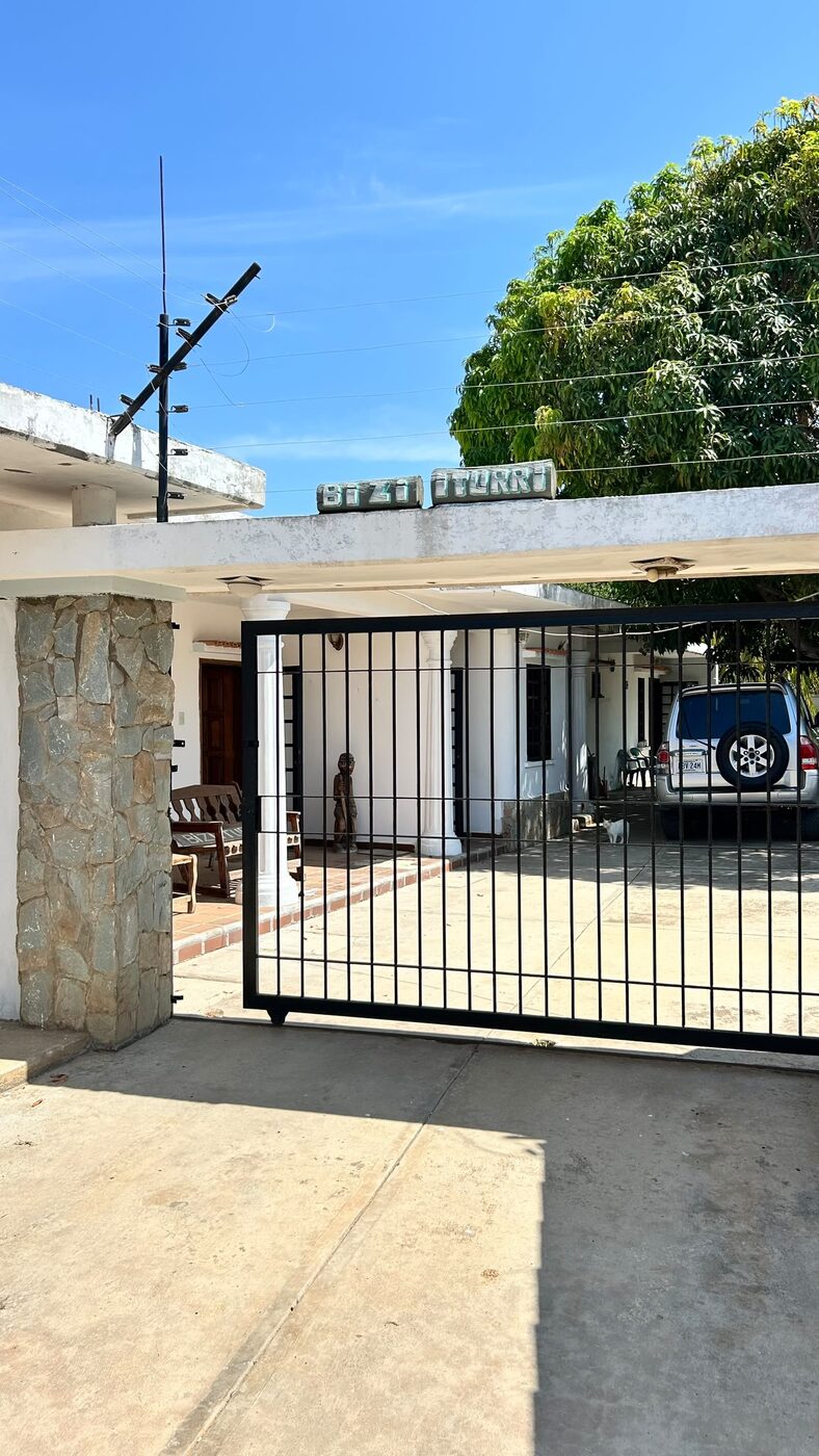 La entrada del conjunto, con su portón de reja