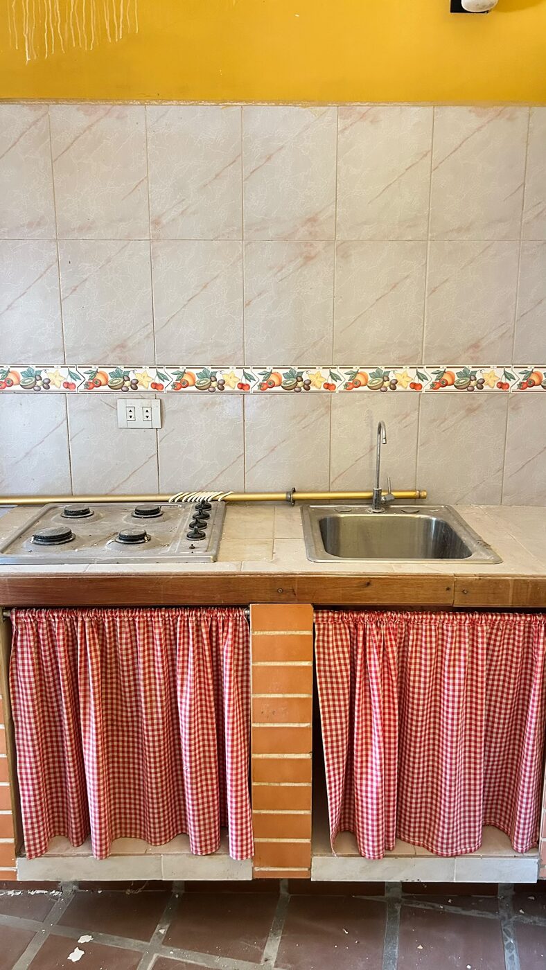 Otra cocina, con cocina de gas y fregadero
