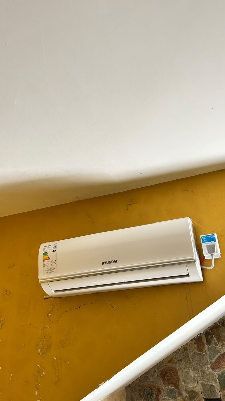 Un equipo de aire acondicionado en uno de los apartamentos