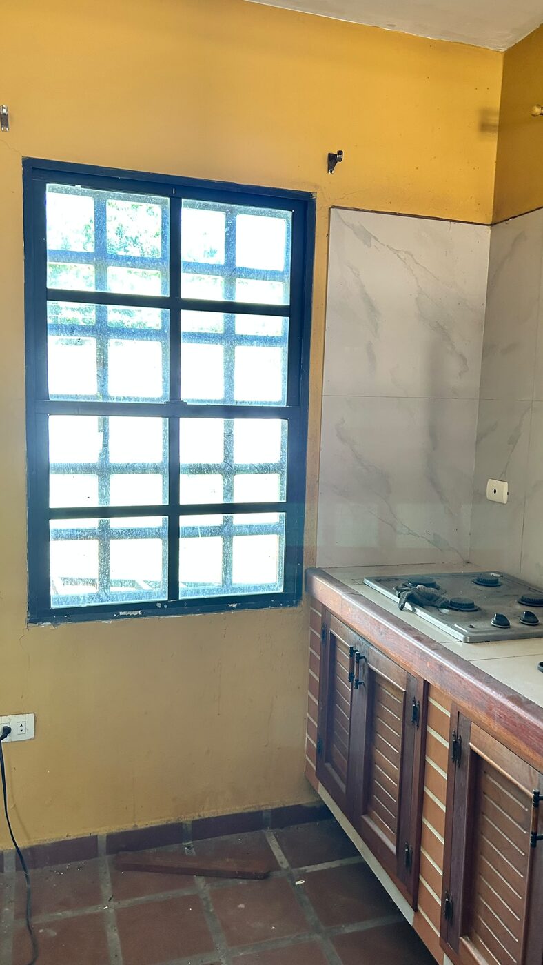 Una cocina con ventana al jardín