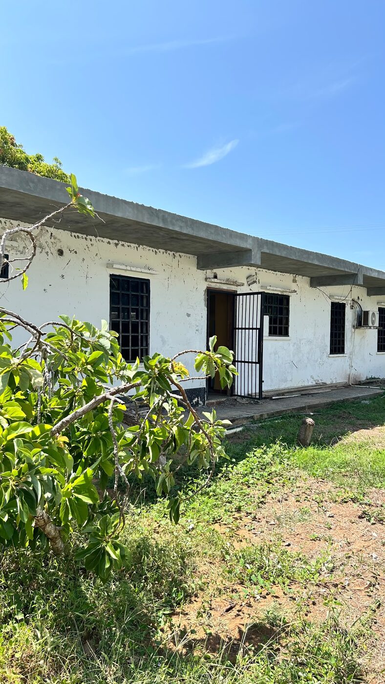 Los apartamentos, cada uno con su puerta y su reja