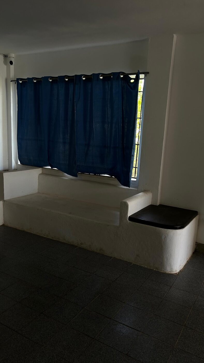 Otra habitación de la planta baja, con muebles de obra