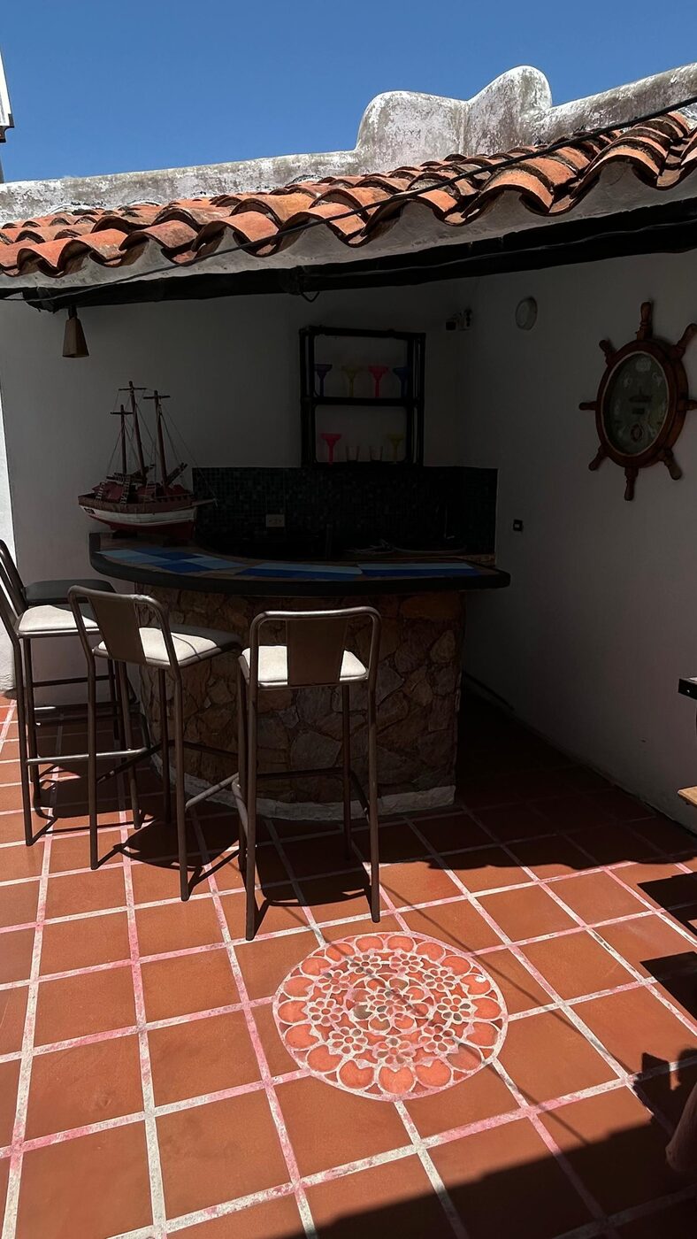 El bar del área social, bajo el techo de tejas