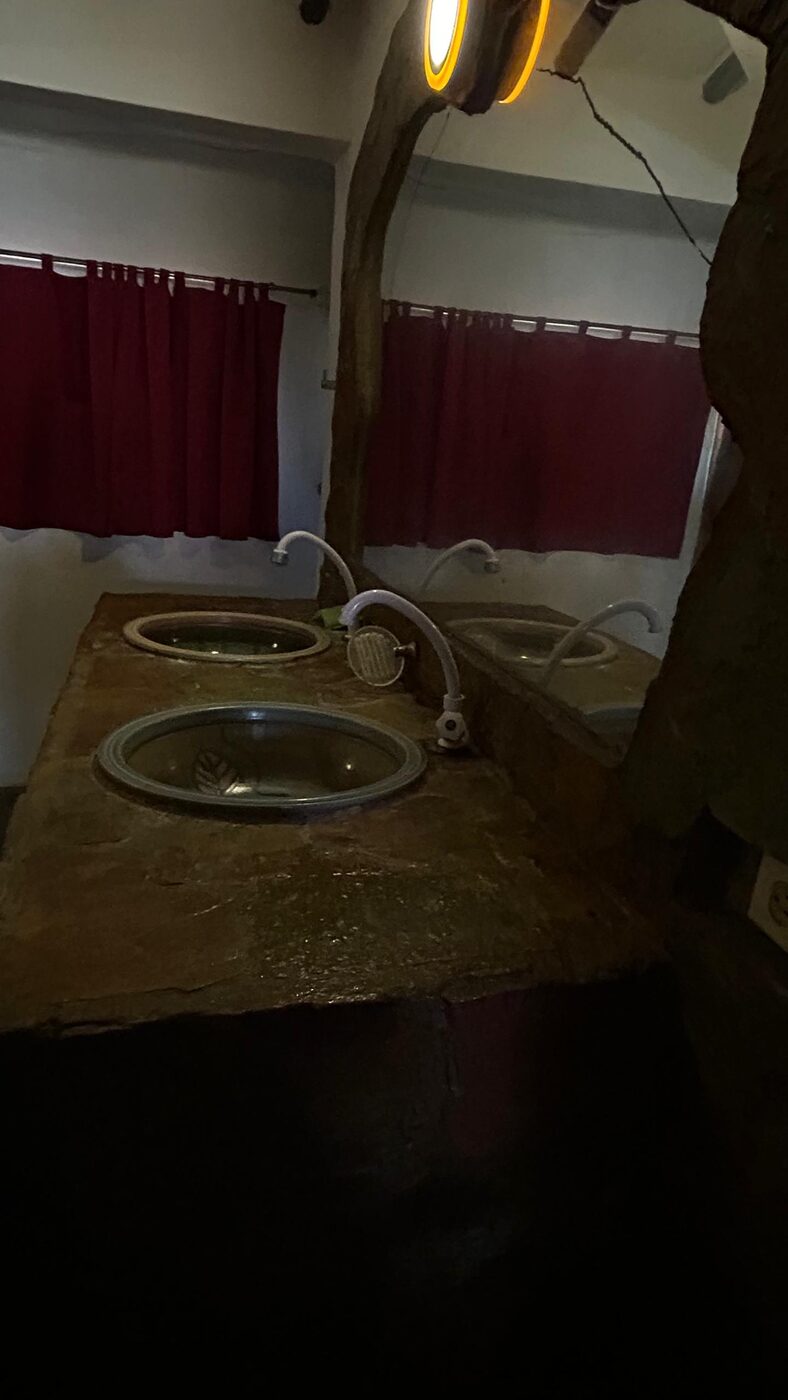 Un baño con doble lavamanos