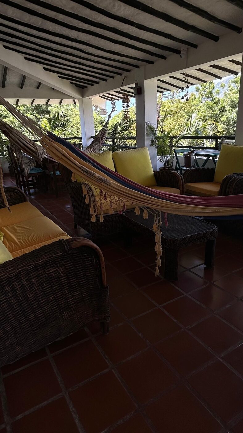 La terraza abierta, con hamaca y muebles