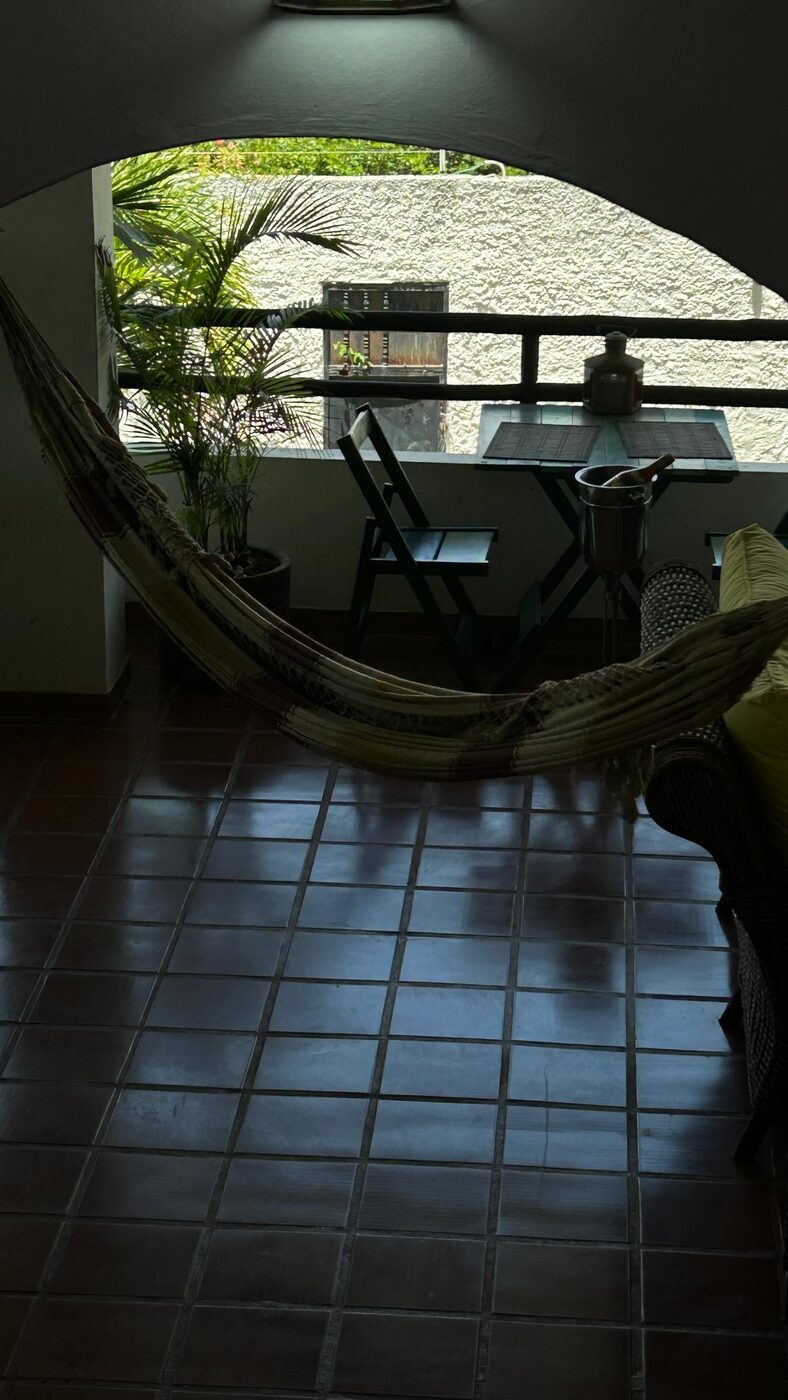La terraza de la planta alta, con la hamaca bajo el arco