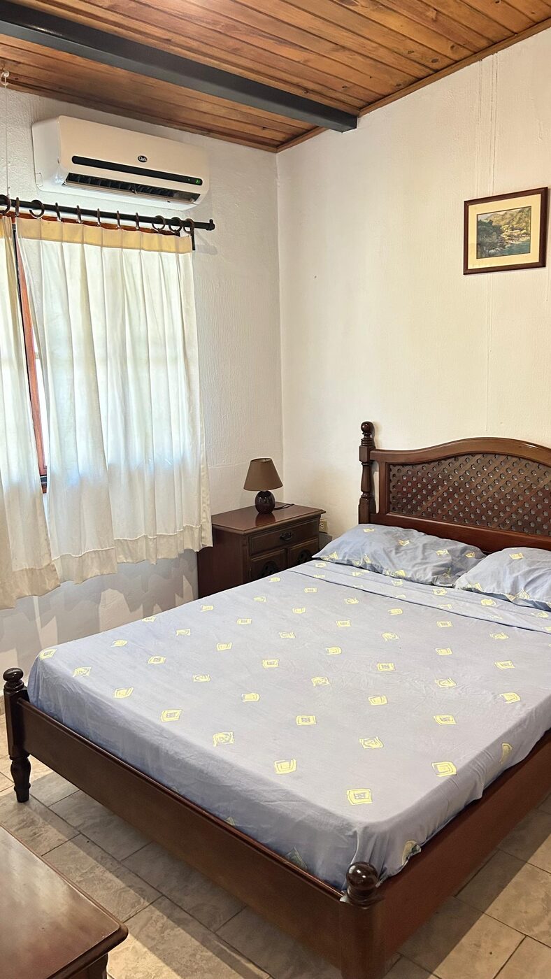 La habitación principal, con su aire acondicionado