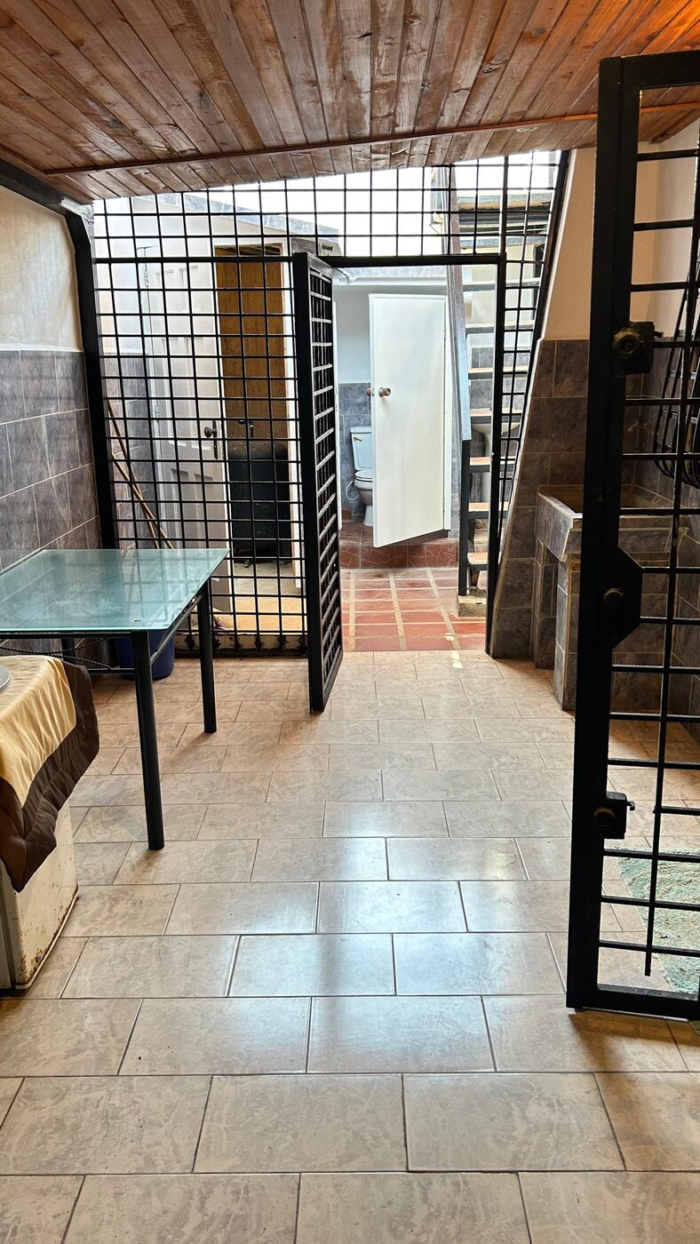 El interior, con las puertas de reja
