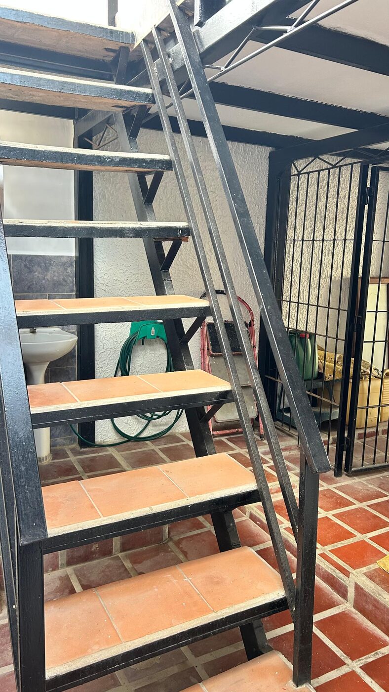 La escalera que sube a la terraza