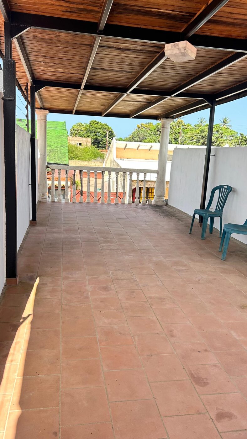 La terraza techada de la planta alta