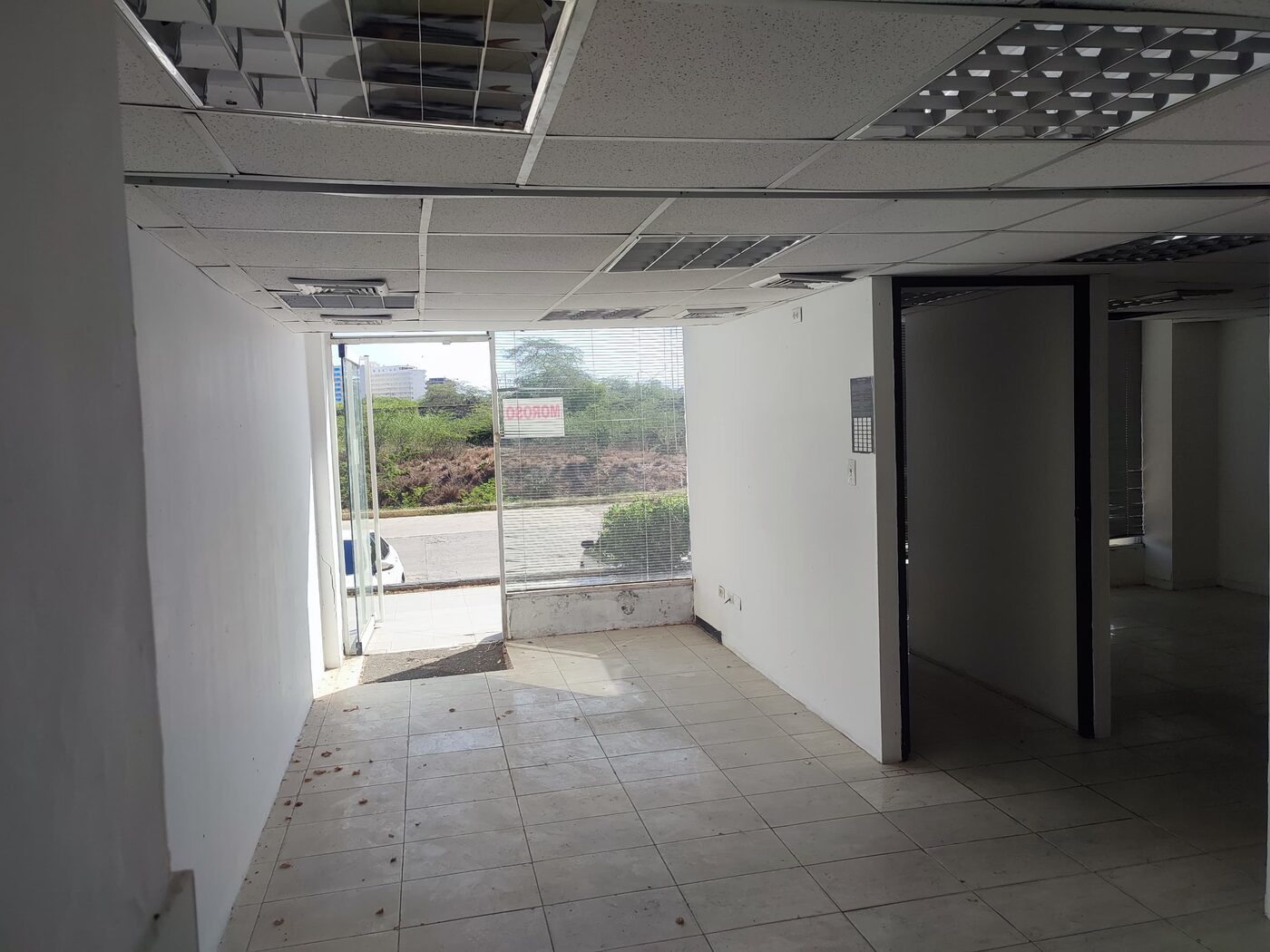 La planta baja del local, con la puerta de vidrio a la acera