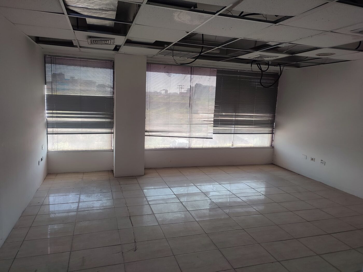 El salón amplio, con las tres ventanas corridas