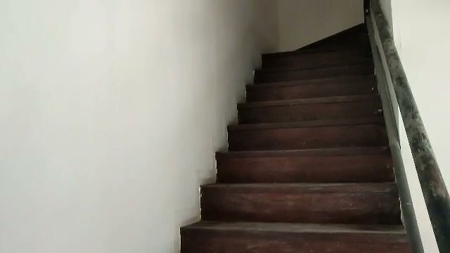 La escalera interior que comunica los dos niveles