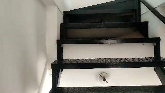La escalera metálica que sube al segundo nivel