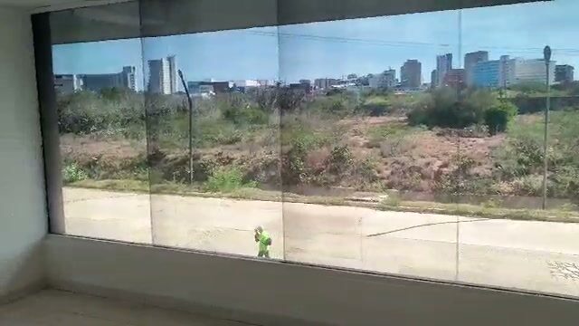 El frente acristalado del local, corrido