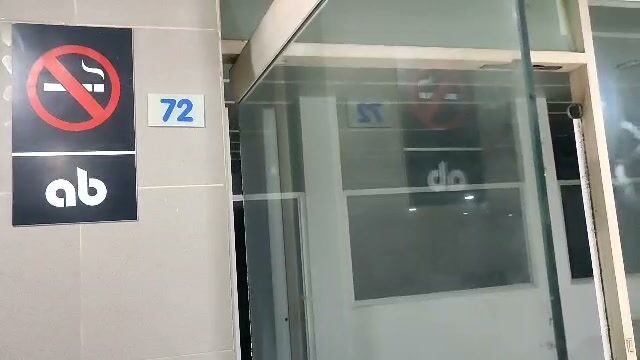 El número 72 en la puerta del local