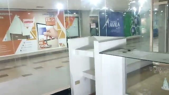 El pasillo de la mezzanina, con los locales vecinos abiertos