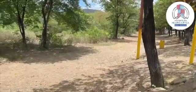La entrada de la finca, delimitada con postes pintados de amarillo