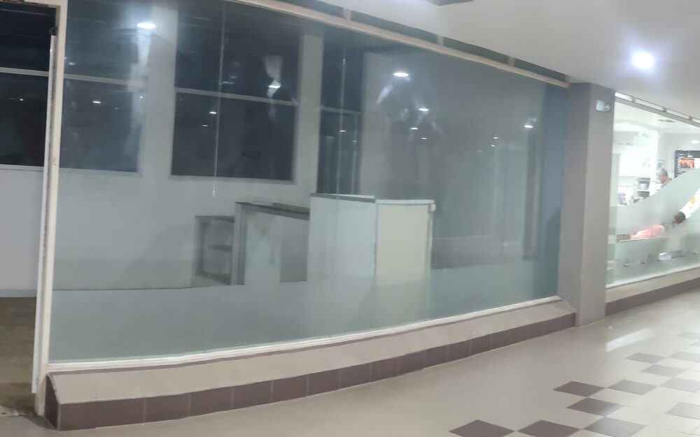 El frente de vidrio del local 72 hacia el pasillo de la mezzanina del C.C. AB