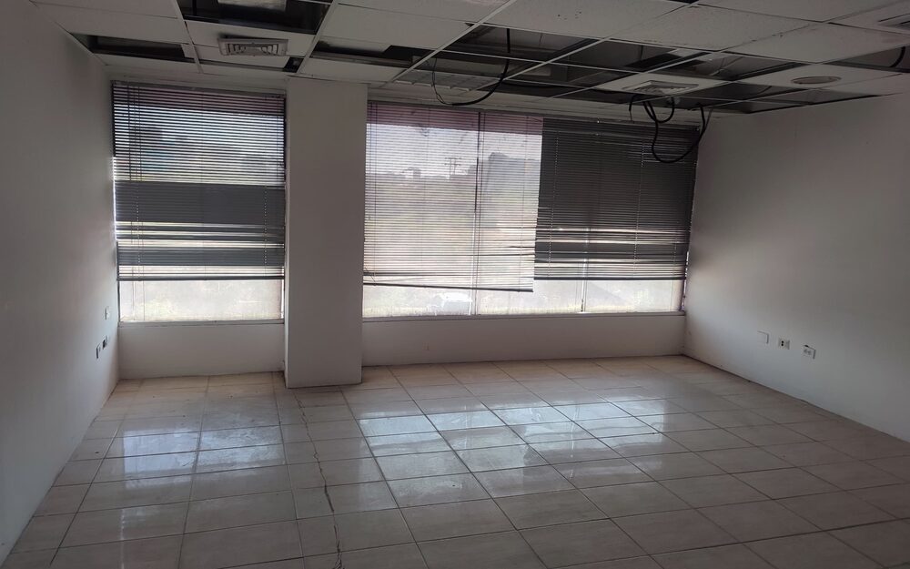 Salón del local 81 del C.C. AB, con sus tres ventanas corridas